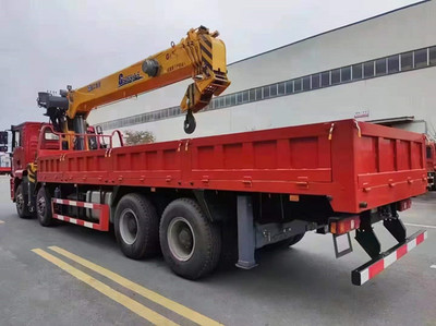 國六陜汽20噸徐工隨車吊 高效運(yùn)輸與起重作業(yè)的完美結(jié)合
